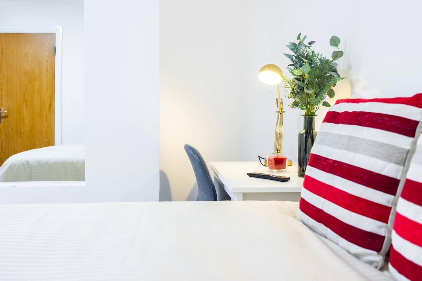 Appartamento Three Bedroom 3 Bathroom In Kensington Londra